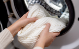 Se sua mãe não te ensinou, eu te ensino: esse é o segredo para deixar as roupas brancas na máquina de lavar! Elas ficam parecendo novas