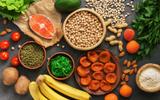 O que comer na TPM: quais alimentos aliviam sintomas e quais você deve evitar