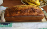 Que tal um pão de banana pronto em 10 minutos? Além de rápida, receita é muito fácil!