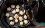 Pão de queijo na air fryer: saiba o tempo exato pra assar o lanche na fritadeira e alcançar o ponto perfeito