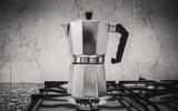 Por que você tem que deixar a tampa aberta ao fazer café na cafeteira italiana: o truque dos baristas