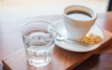 Por que recebemos um copo de água quando pedimos um café?