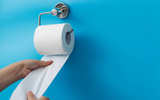 Jogar papel higiênico no vaso sanitário ou na lixeira: descubra qual é a forma correta de descarte após o uso