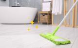Nem bicarbonato de sódio, nem sabão em pó: essa é a misturinha caseira que vai deixar seu piso como se fosse novo
