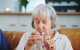 O número varia de acordo com a idade: aqui está a quantidade de água que as pessoas com mais de 55 anos devem beber por dia