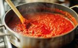 Aqui está o ingrediente inesperado para adicionar ao molho de tomate para corrigir a acidez (e não é açúcar)