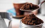 Truque com café é a solução perfeita para limpar as grelhas do forno queimadas.