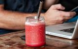 Suco de apenas 2 ingredientes é uma bomba de nutrientes que vai te manter hidratado