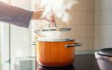 Esse truque de cozinha vai mudar a sua vida e você só precisa de água fervente!