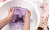 Aprendi uma misturinha caseira poderosa com uma amiga faxineira para limpar qualquer mancha: minhas roupas e panos de prato parecem novos agora