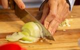 Esse é o jeito mais rápido de cortar cebola, aprendi com a minha avó