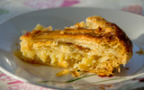Já ouviu falar de tiropita? Essa torta grega recheada com queijo vai te surpreender! 