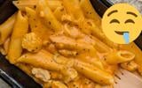 Conheça seu novo jantar favorito: receita é tipo um strogonoff (só que melhor!) de massa com peito de frango