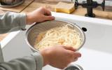Não escorra a água de cozimento do macarrão na pia: isso é o que você deve fazer com esse líquido que vale ouro