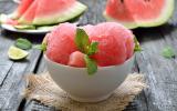 Sorvete de dois ingredientes pouco calórico que você pode comer todos os dias e é perfeito pra essa onda de calor!