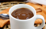 Se a sua mãe não te ensinou, eu te ensino: esse é o truque para o chocolate quente ficar ainda mais saboroso
