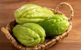Contribui para a saúde do coração, ajuda na perda de peso e é rico em nutrientes: esses e outros benefícios do chuchu!