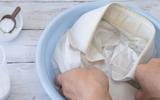 Misture essas duas coisas na água e lave roupas brancas! Até as manchas mais difíceis desaparecerão e sua roupa brilhará como nova