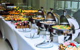 Evite problemas na viagem e fuja desses 4 alimentos quando comer no hotel (alerta de nutricionista!)
