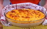 Batata gratinada cremosa para o almoço de família: ao molho de queijo e bacon, receita fácil é a preferida da minha filha