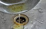 Não jogue óleo e gorduras pelo ralo da pia: truque com papel-alumínio ou saco plástico é a solução simples para evitar gasto extra na cozinha