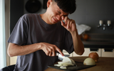 Por que choramos quando cortamos cebola? Descubra como evitar as lágrimas enquanto cozinha