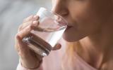Qual é o melhor horário para beber água? Essa dica é essencial para sua hidratação e saúde