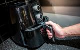 Forma de silicone na airfryer é seguro? Confira dicas para não errar na hora de usar acessórios na fritadeira