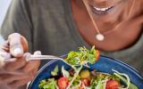 Esse é o truque que vai deixar a sua salada mais gostosa: faço sempre que fico enjoada de comer saudável