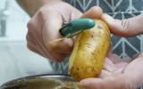Dica infalível para descascar batata em segundos vai mudar sua vida!