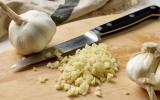 Pouca gente sabe: o jeito que você corta o alho altera o sabor das suas receitas