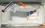 Truque simples do papel-alumínio impede que o gelo nas paredes estrague o seu freezer