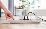 Os eletricistas repetem: nunca conecte esses 15 aparelhos em um filtro de linha