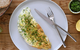 Omelete de clara de ovos com erva finas: uma receita fácil para um jantar leve e nutritivo