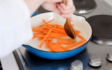 Você sabia que existe um tipo de panela que ajuda a não queimar a comida? Te contamos o segredo!