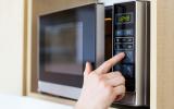 10 alimentos que você nunca deve colocar no micro-ondas