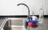 Aprenda a limpar pia de inox sem esforço usando esses ingredientes que você já tem em casa!