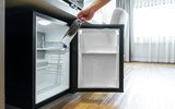 Por que ter um frigobar no quarto é uma ótima ideia? Saiba quais as utilidades deste mini refrigerador