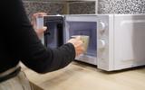 Mantenha o micro-ondas bem longe desses lugares na sua cozinha: saiba onde colocar