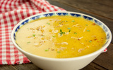 Sopa cremosa de mandioquinha com frango desfiado: minha receita favorita para as noites frias de inverno