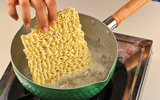 Benefícios de comer miojo: manda esse conteúdo pra sua amiga que faz do macarrão instantâneo uma refeição