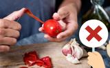 Com quantos anos você descobriu que o jeito certo de descascar o tomate não é usando a faca?