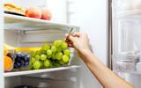 O horário importa? Especialista esclarece o que acontece com o corpo de quem come frutas à noite