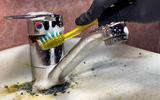 Nem bicarbonato de sódio, nem vinagre: essa é a melhor e mais fácil maneira de remover incrustações de torneiras e banheiros