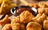 Pipoca de frango crocante na airfryer é a receita fácil de petisco que você vai querer comer durante todo o carnaval