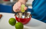 3 truques com suco de limão para economizar tempo no preparo das refeições da semana