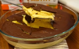 Bombom aberto de maracujá na travessa: sobremesa com casquinha crocante de chocolate é melhor que ovo de Páscoa