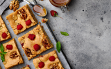 "Esse é o blondie, irmão do brownie": como fazer um bolo cremoso de baunilha, chocolate e morango SEM FARINHA e com muito sabor