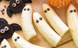 Fantasmas de banana é a ideia mais genial de tão fácil para sua festa de Halloween: até as crianças podem fazer