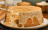 Quem prova, aprova: sempre faço esse bolo de amendoim na Festa Junina do meu bairro e rola até briga pelo último pedaço